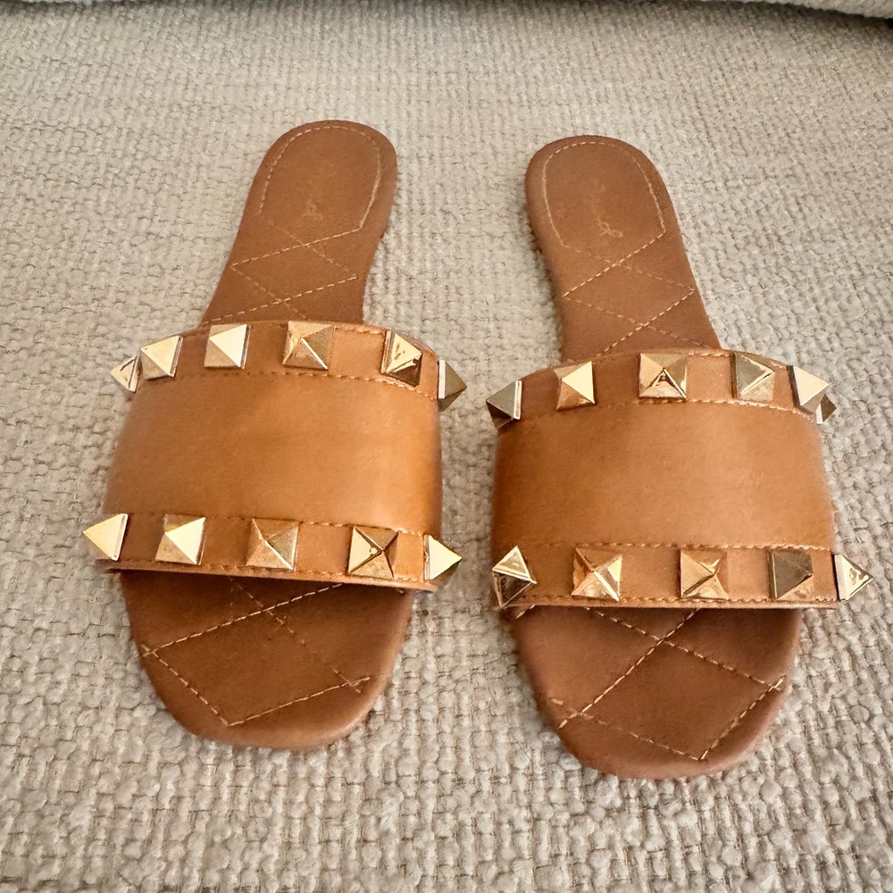 Cute flat sandals 🌟